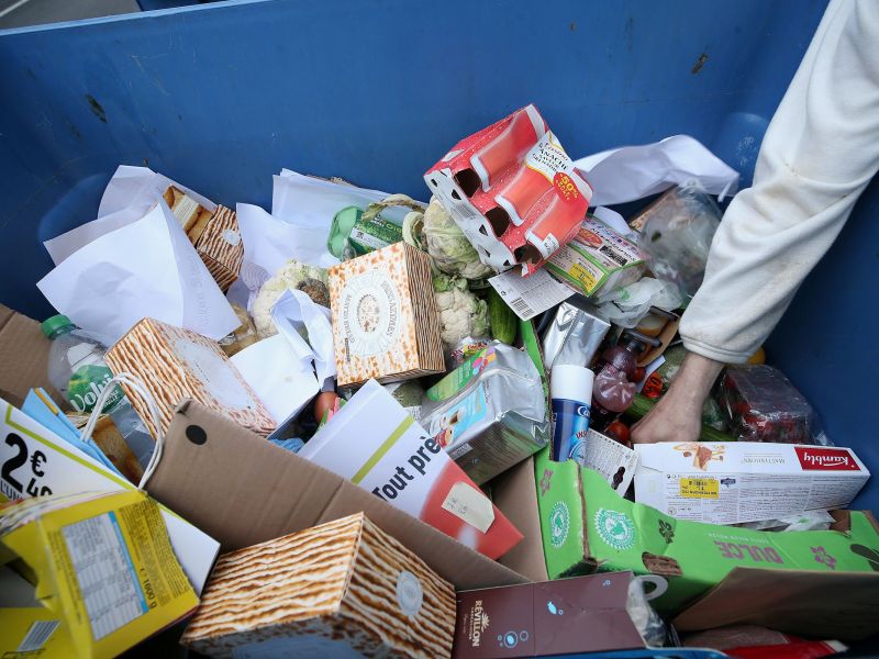 Avec 19 kilos de nourriture jetés chaque année par habitant, le gaspillage alimentaire recule, mais il reste encore beaucoup d'efforts à faire